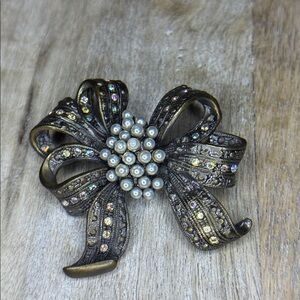 Ab Crystal Stone Gun Medal Bow Brooch With Pearl Centre